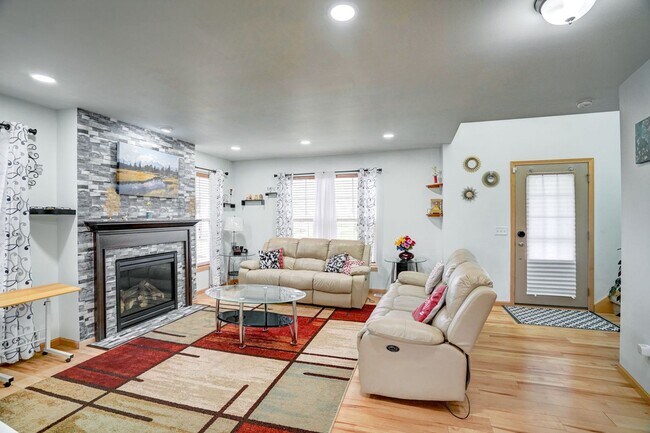 Building Photo - 818 Redan Dr