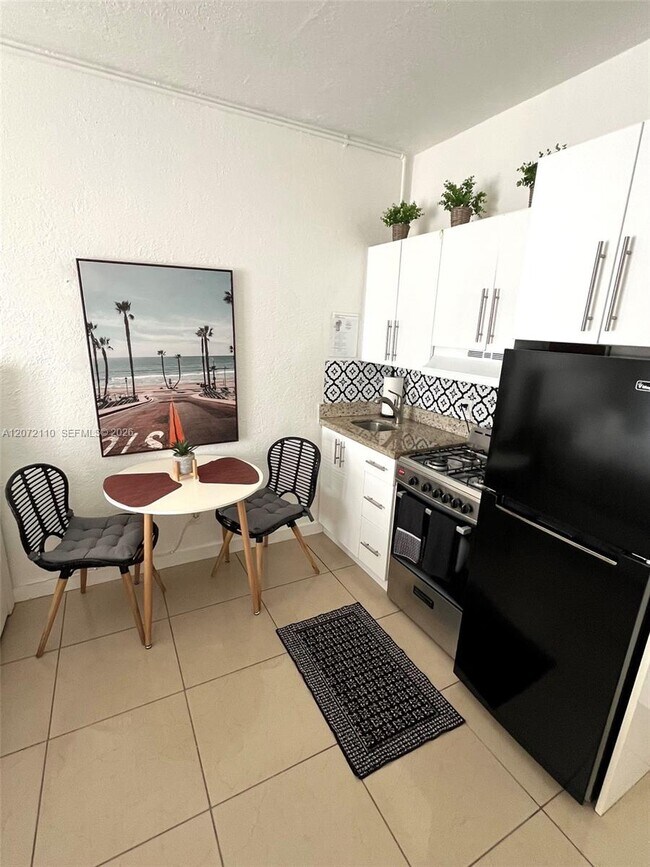 Foto del edificio - 3710 Collins Ave