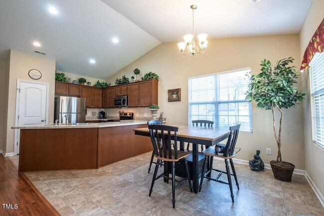 Building Photo - **3/2 Ranch Style Home with Fenced In Yard**