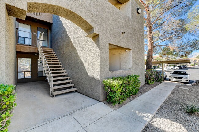 Foto del edificio - CHARMING 1 BEDROOM 1 BATHROOM CONDO IN DES...