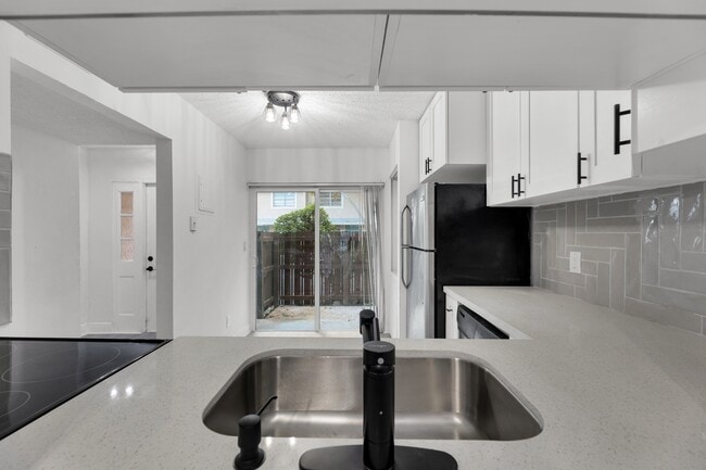 Foto del edificio - 904 Banks Rd