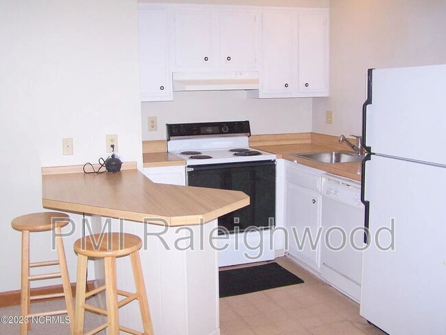 Building Photo - 220 Foxkroft Dr