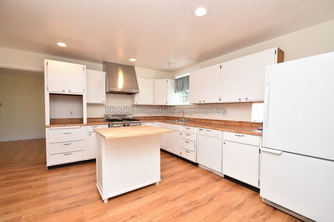 Building Photo - Coming Soon Charming Sun Valley House