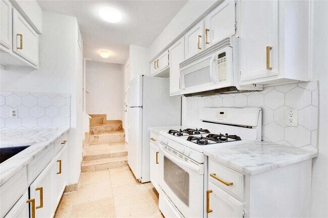 Foto del edificio - 6711 Deatonhill Dr