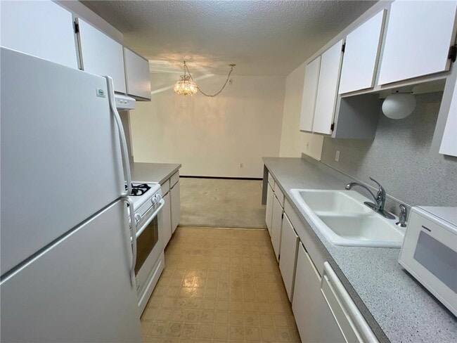 Building Photo - 7350 York Ave S