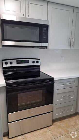 Building Photo - 9371 Fontainebleau Blvd