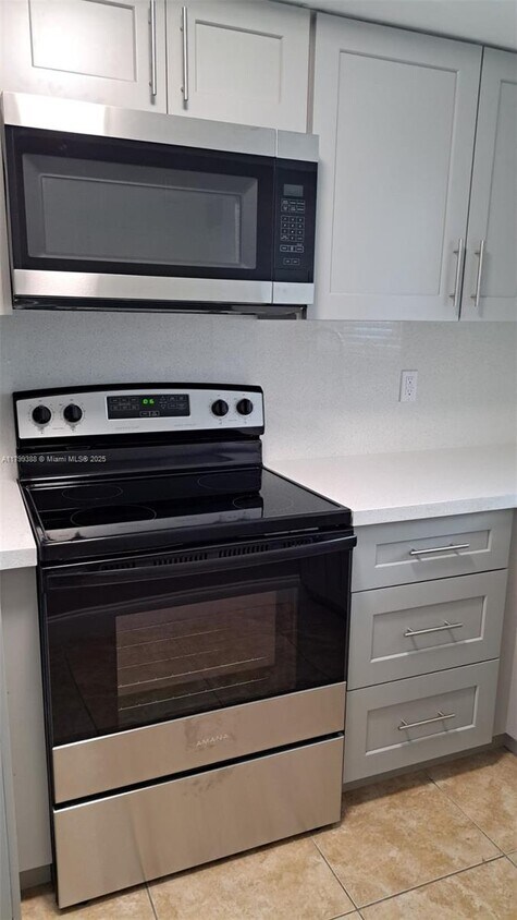 Foto principal - 9371 Fontainebleau Blvd