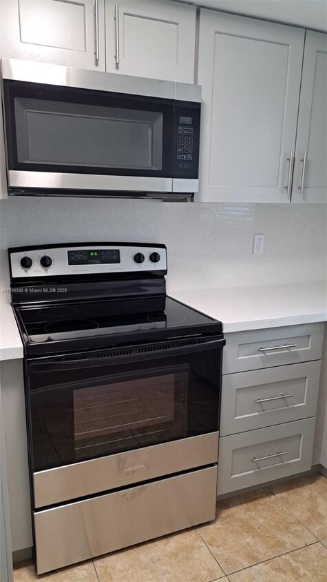 Primary Photo - 9371 Fontainebleau Blvd