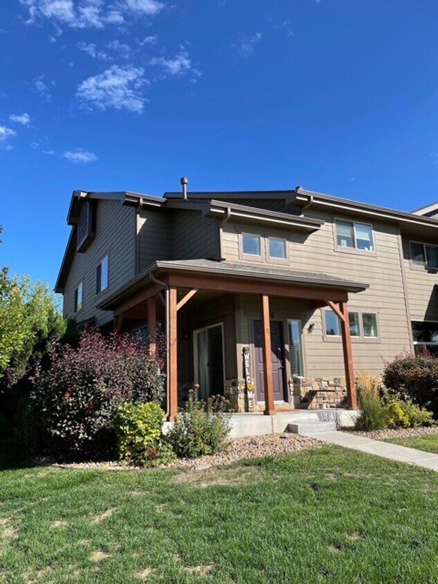 Primary Photo - LOVELY 2 BED/2.5 BATH END-UNIT TOWNHOME IN...