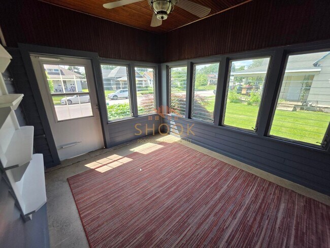 Foto del edificio - LOOK AT THIS 3 BR GEM WITH A BASEMENT UNDE...
