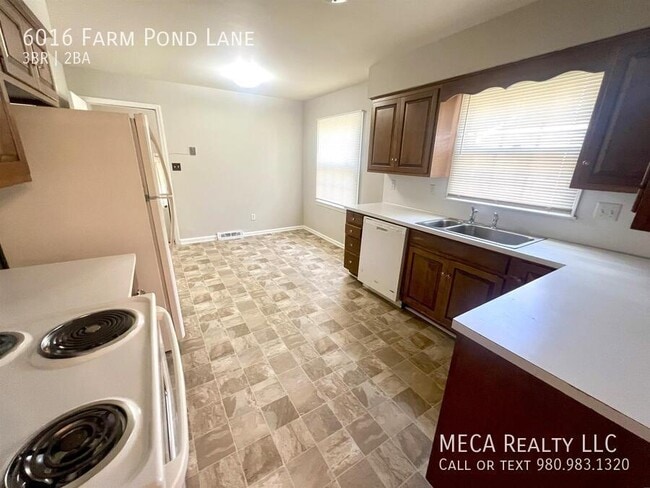 Foto del edificio - 6016 Farm Pond Ln