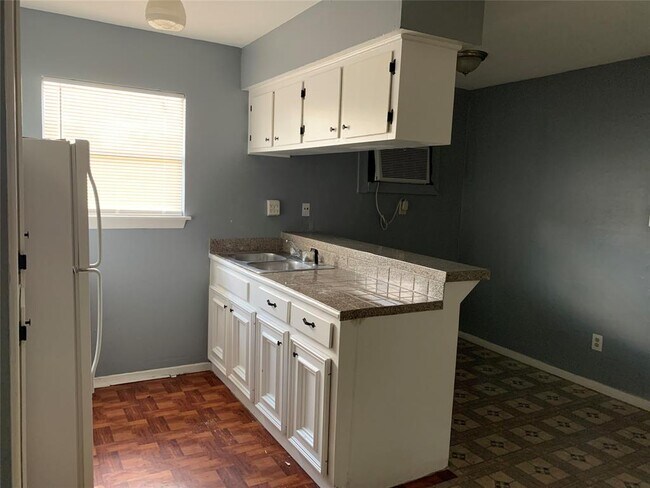 Foto del edificio - 8232 Glenview Dr