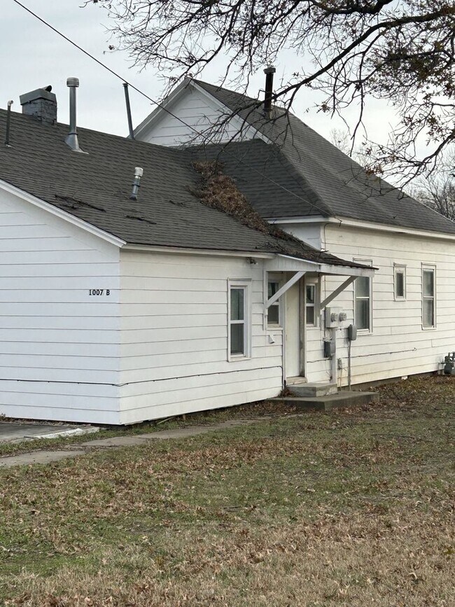 Building Photo - 1007 E Madison St