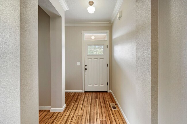 Foto del edificio - Custom-Built 4BR/2.5BA Two-Story Near Woodstock — Quartz Island Kitchen, Gas Fireplace & Fenced Y...