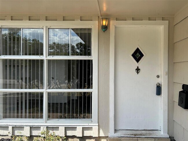 Building Photo - 6738 Hendon Ln