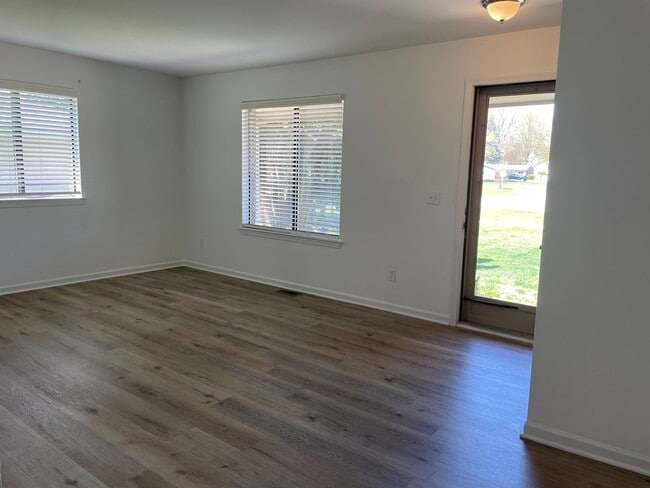 Foto del edificio - 2-Bedroom Duplex with full basement, 1-Car...