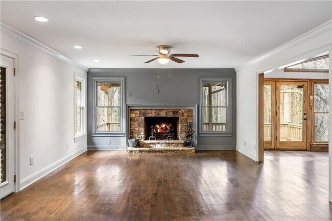Foto del edificio - 2468 Ridgeway Dr
