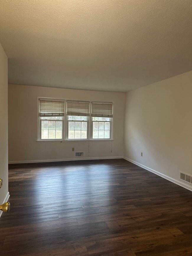 Foto del edificio - East-side home move-in ready