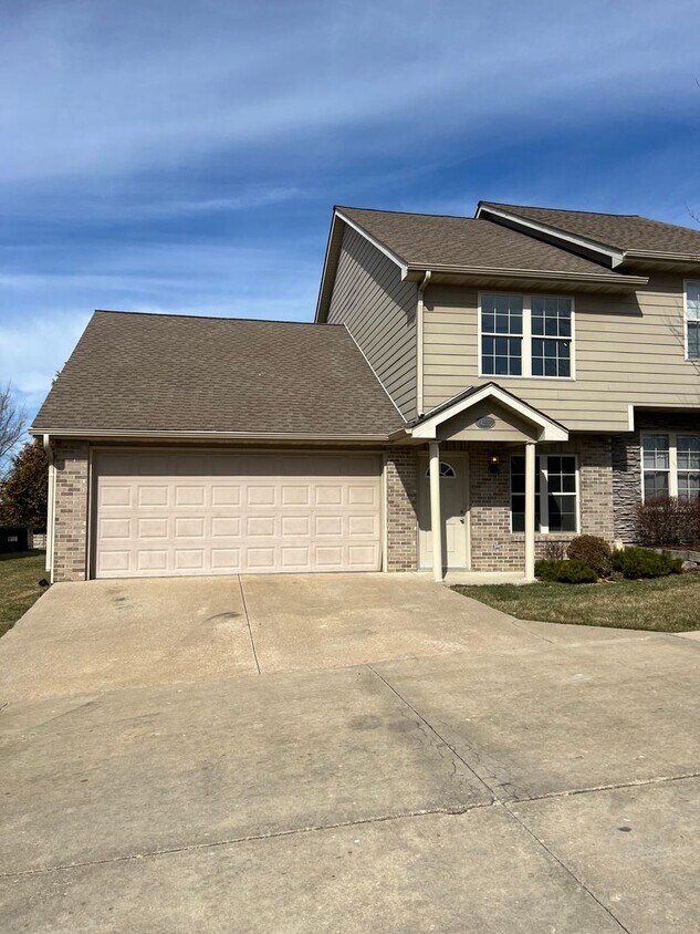 Foto principal - 4 bed/ 2 bath townhouse
