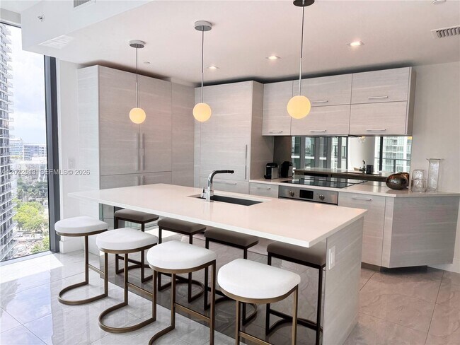 Foto del edificio - 650 NE 32nd St