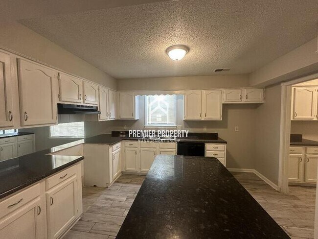 Building Photo - 2661 Surrey Wood Dr