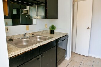 Building Photo - 12500 Sandpiper Dr