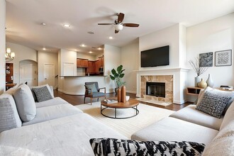 Building Photo - 5166 Oasis Park Ln