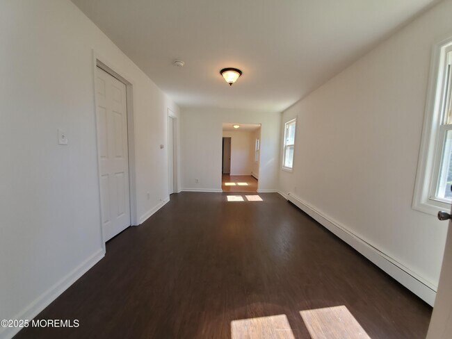 Foto del edificio - 722 Monmouth Pkwy