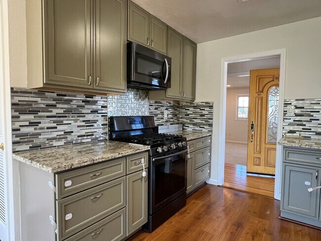 Building Photo - Updated Single Story Home located in Conve...
