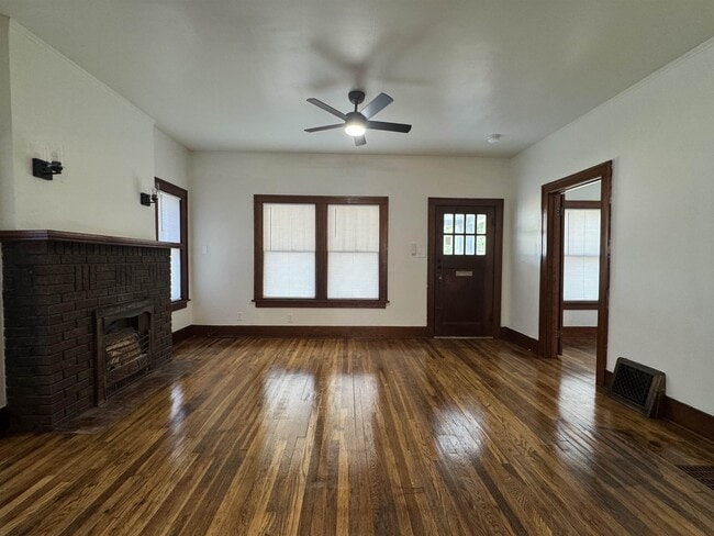 Building Photo - 207 S Elm St
