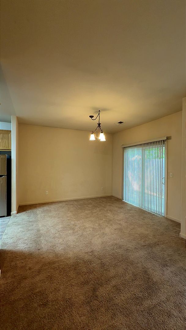 Foto del edificio - 689 Gateway Cir