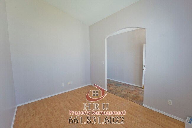 Foto del edificio - SW-Bakersfield 3 bedrooms- 2 Bath