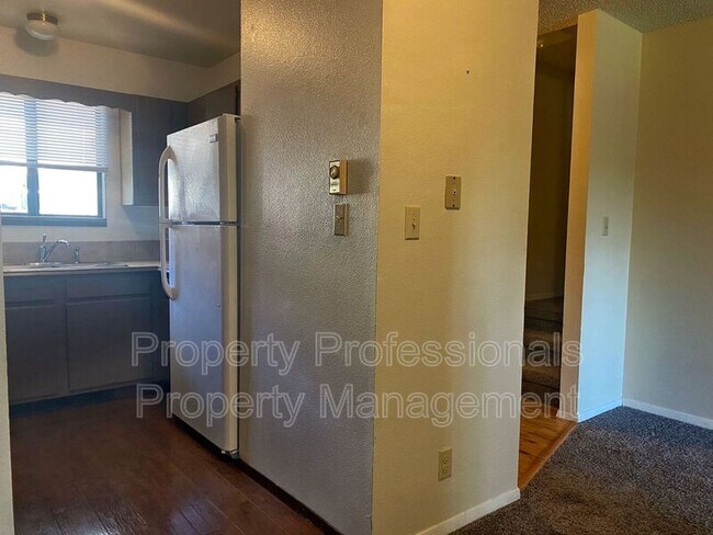 Building Photo - 1334 E 7th St