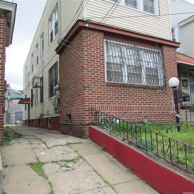 Foto del edificio - 93-15 202nd St