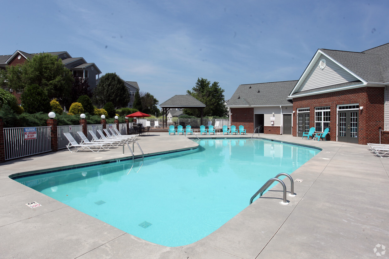 Refrescante piscina con terraza bañada por el sol - Brightwood Crossing