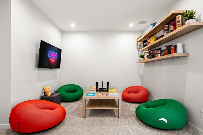 Building Photo - 53 Edith Cres NW