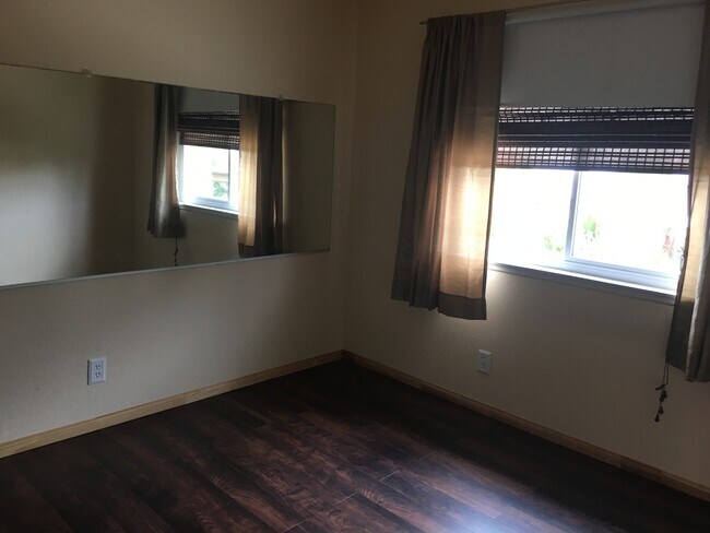 Building Photo - 32460 Somerset Dr