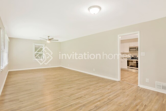 Building Photo - 1554 N Columbia Pl