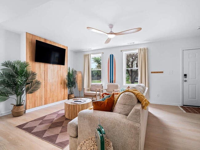 Building Photo - 1107 1st St