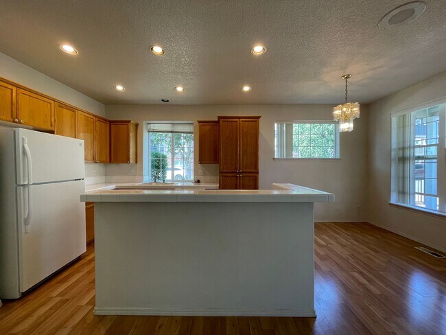 Building Photo - Hillsboro 3Bedroom 2.5 Bath + Den ~ Includes Washer & Dryer and Garage ~ Orenco Gardens Neighborh...