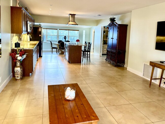 Building Photo - 5041 NE 15th Ave