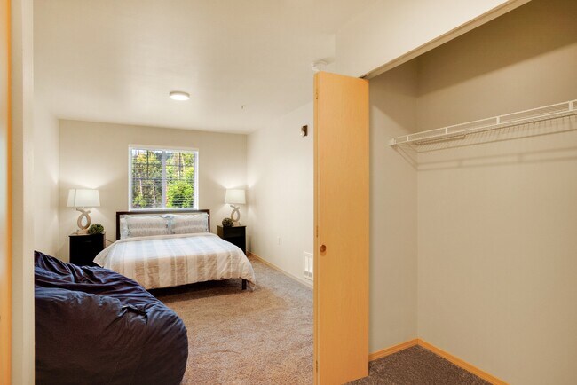 Espacio de armario doble en el dormitorio principal - Sky Vue