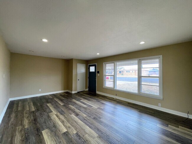 Foto del edificio - Snyder’s Best-Kept Secret – Modern 2-Bed Retreat Steps From Towle Park & Pool