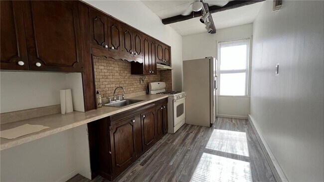 Building Photo - 350 Pelton Ave