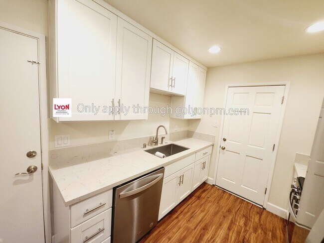 Building Photo - Beautifully Renovated Halfplex