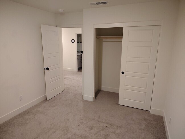 Building Photo - Spacious 5-Bedroom, 4-Bathroom House with Mother-in-Law Suite in SE Bakersfield