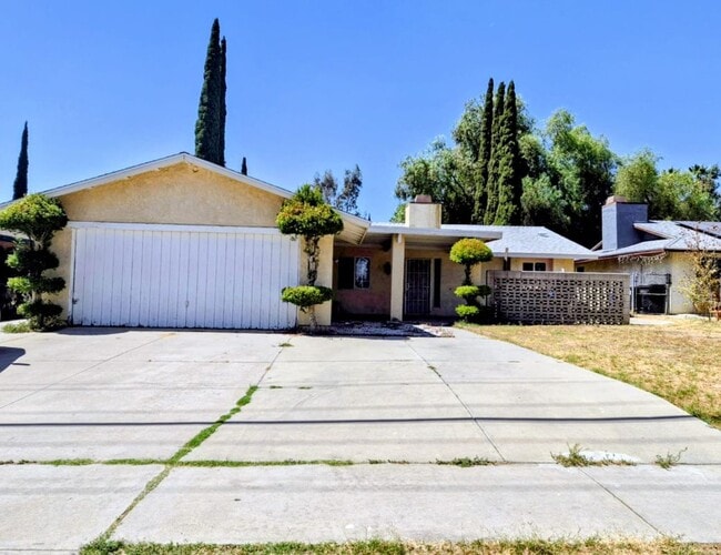 Building Photo - 8834 Palmetto Ave