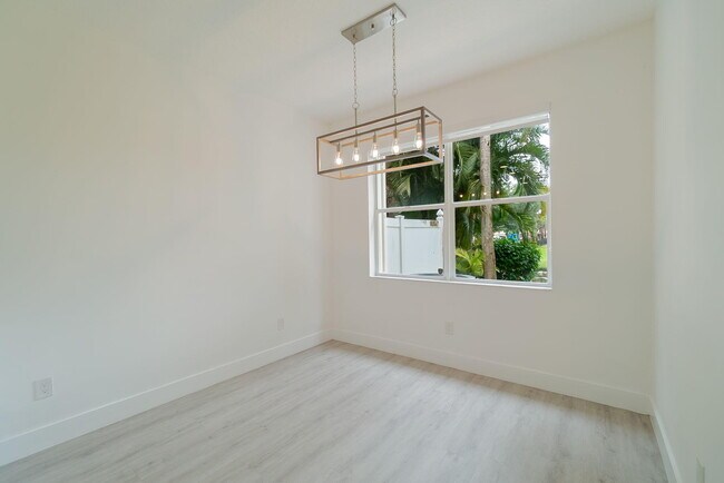 Foto del edificio - 205 River Bluff Ln