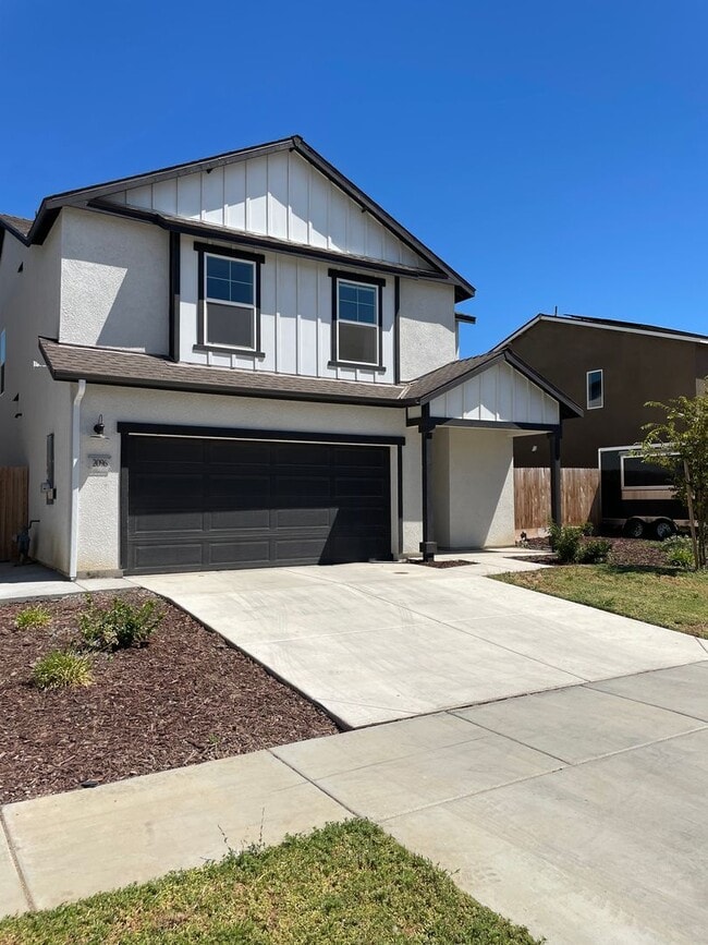 Building Photo - Beautiful 4-Bedroom, 2.5-Bathroom Two-Stor...