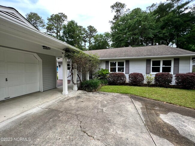 Building Photo - 6213 Baywood Dr